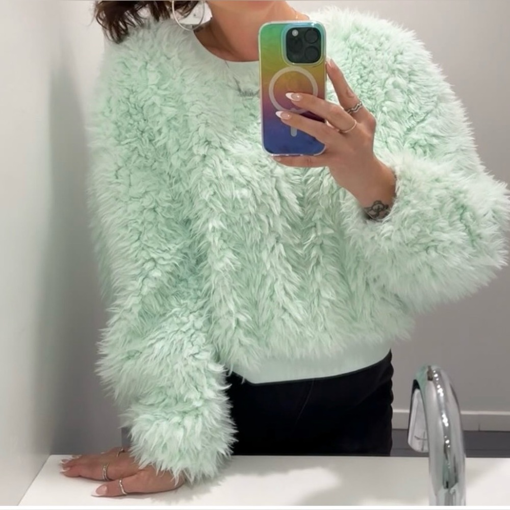 NWT Arizona Pale Mint Green Faux Fur Long Sleeve Cropped Sweater